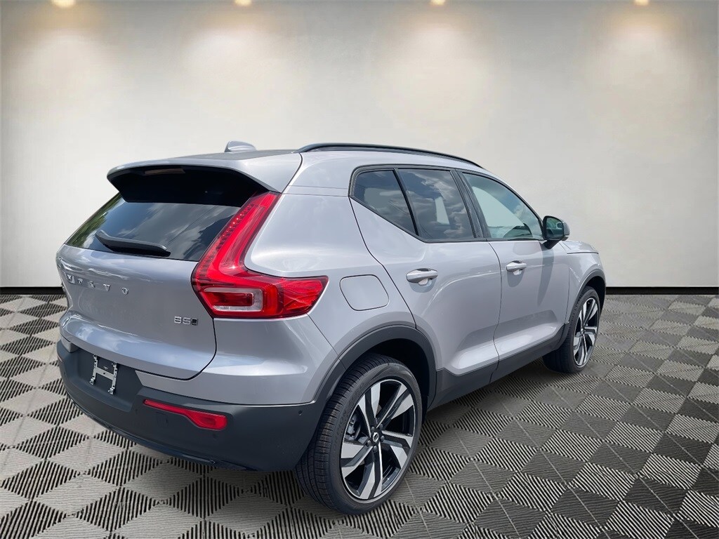 2026 Volvo XC40 photo 2
