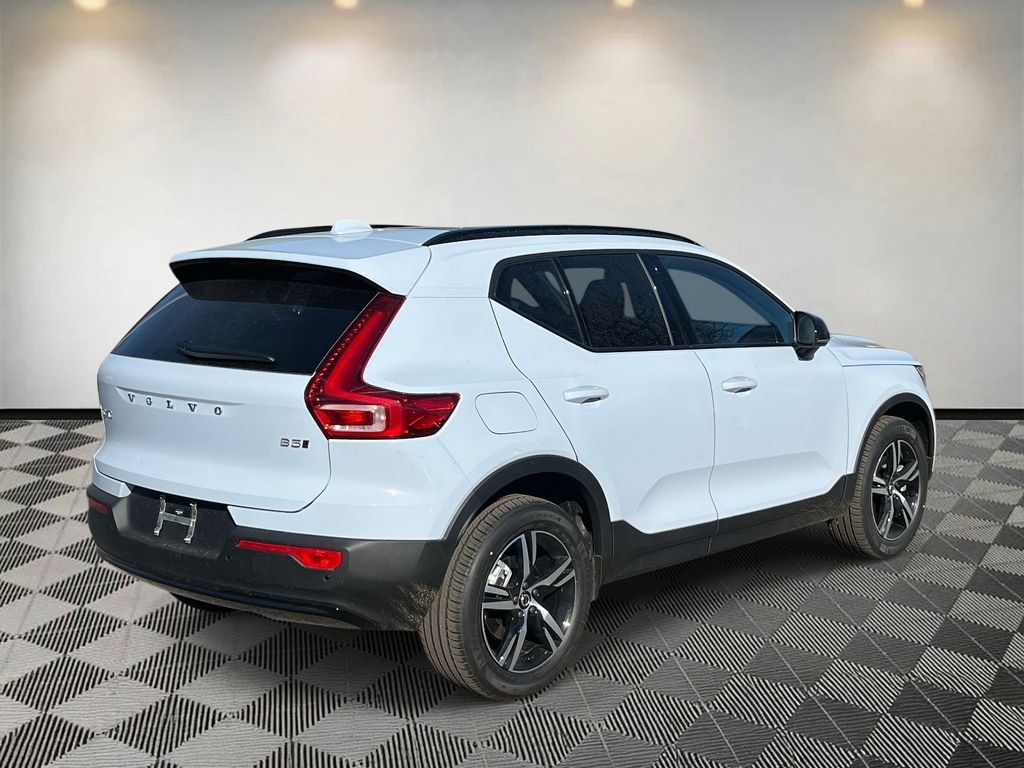 New 2026 Volvo XC40 B5 Core SUV