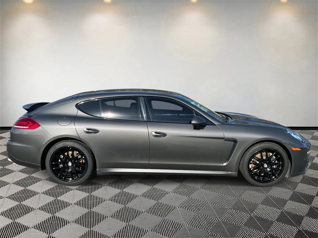 2016 Porsche Panamera Base photo 2