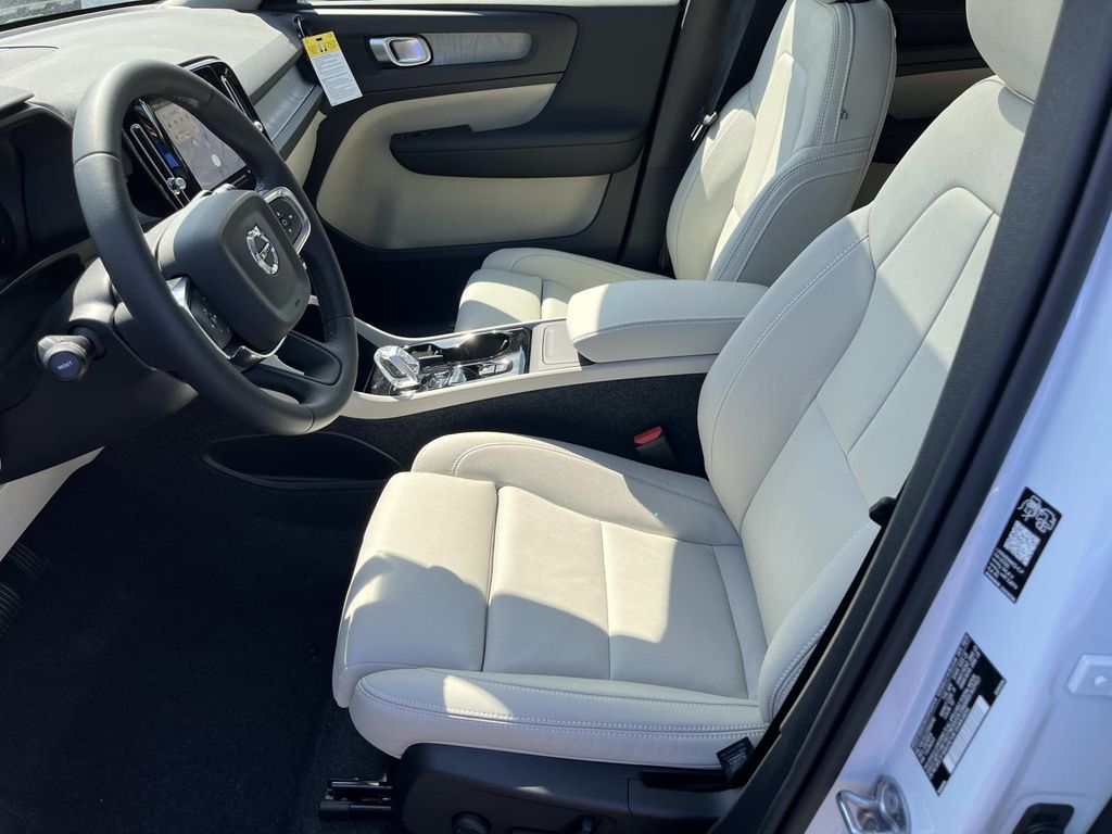 2026 Volvo XC40 Plus - Photo 20