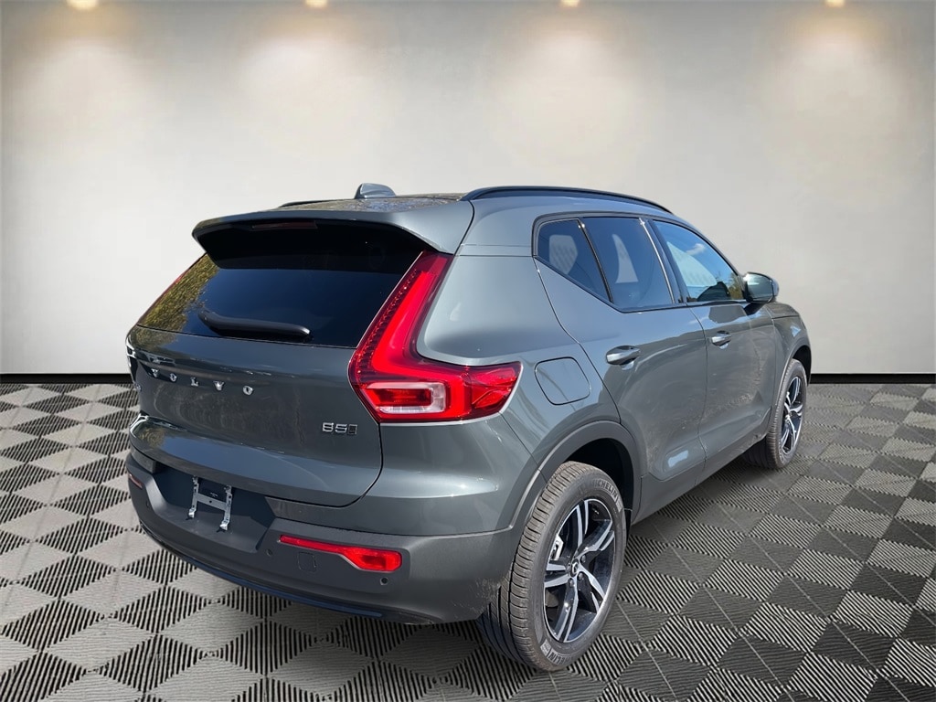 New 2026 Volvo XC40 B5 Core SUV