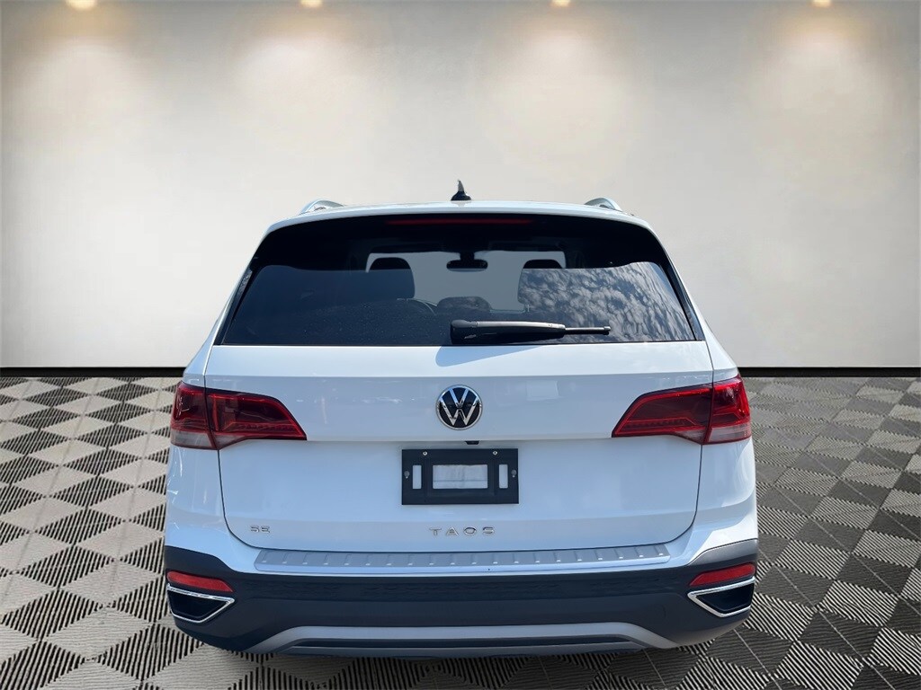 2023 Volkswagen Taos SE photo 3