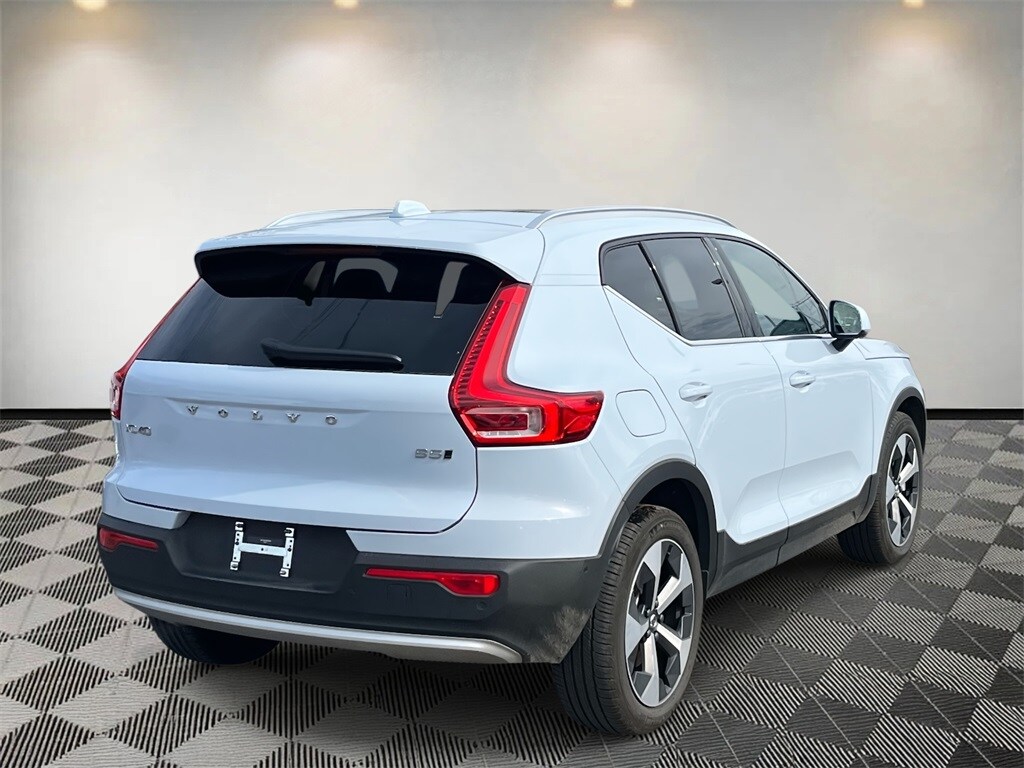 2025 Volvo XC40 Plus photo 3