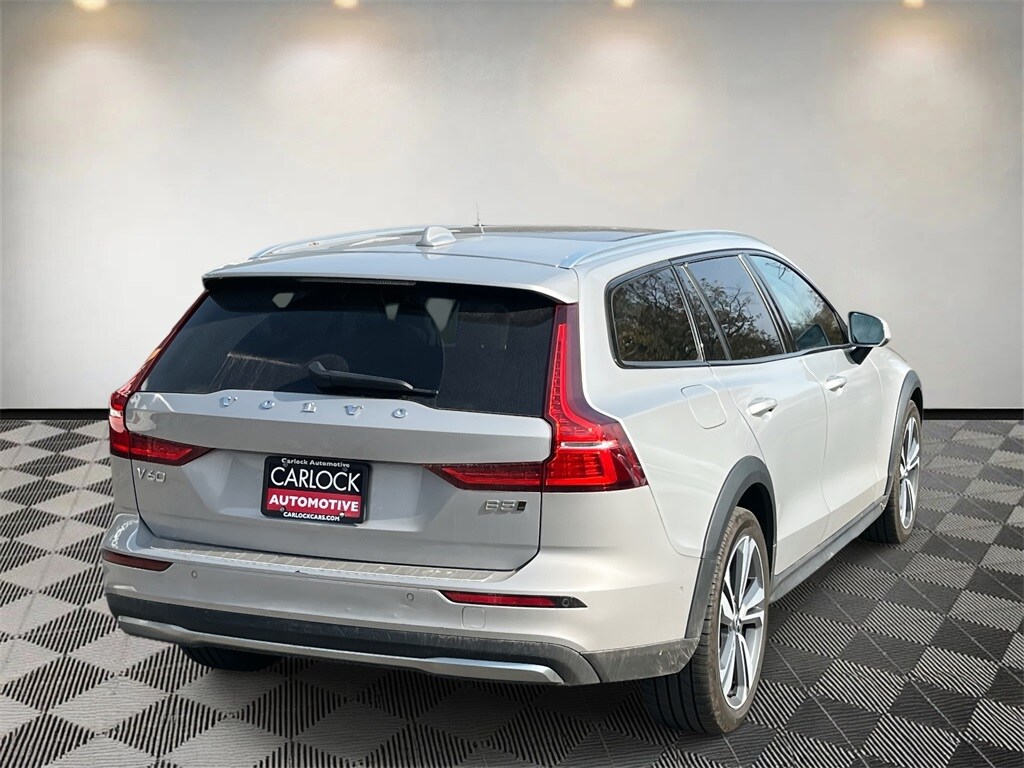 2023 Volvo V60 Cross Country B5 AWD Plus photo 2