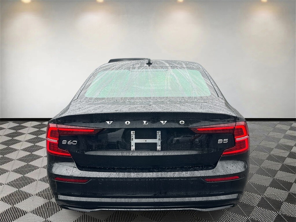2023 Volvo S60 B5 Plus photo 3