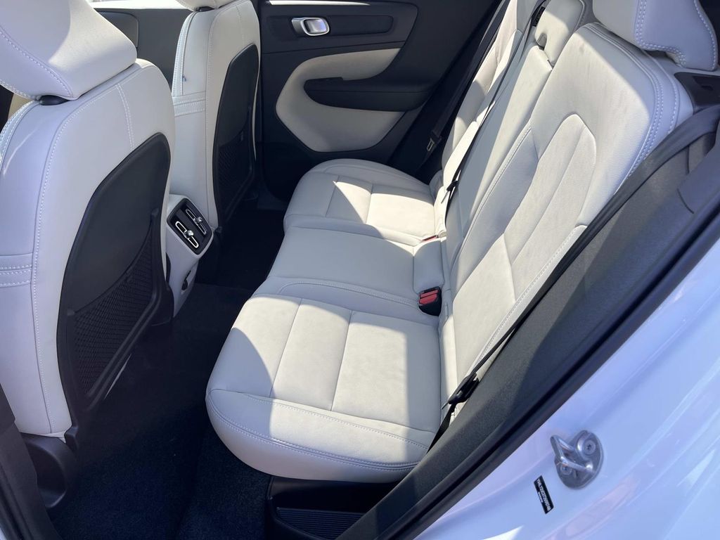 2026 Volvo XC40 Plus - Photo 18