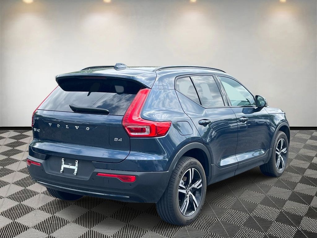 Certified 2026 Volvo XC40 B4 Core SUV