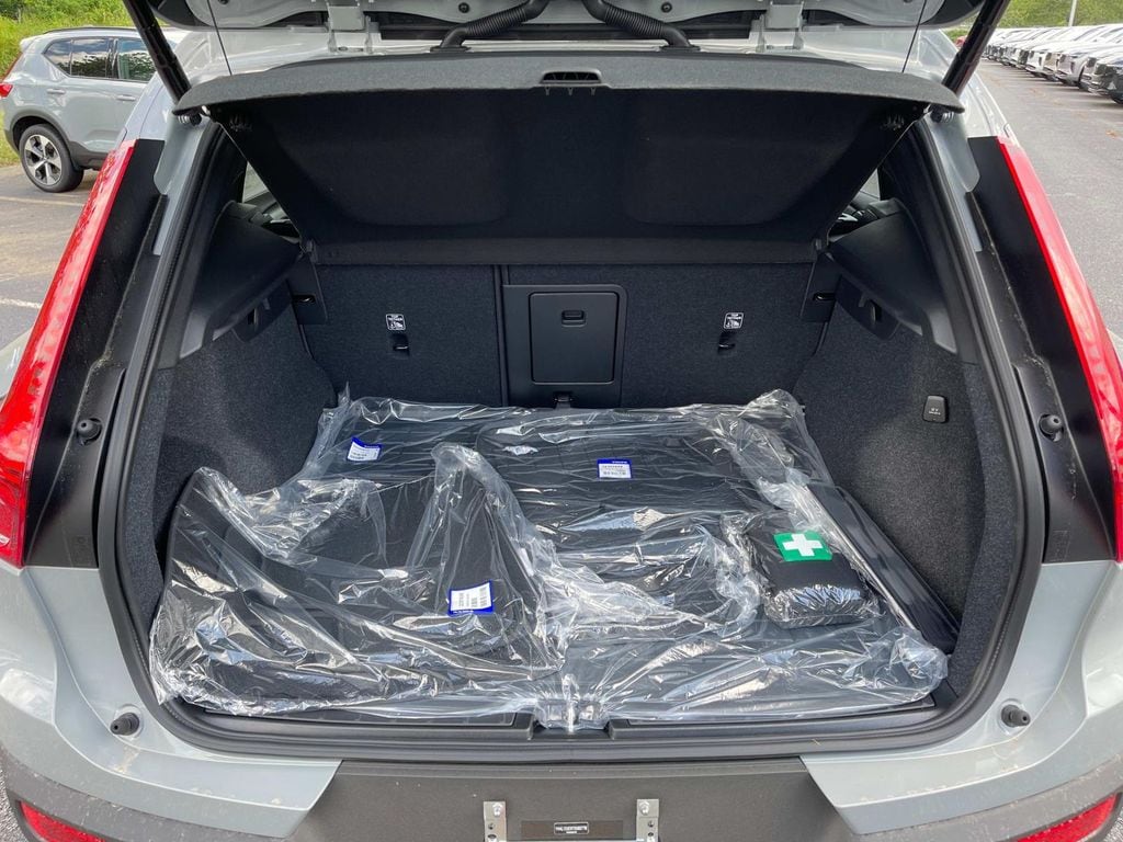 2026 Volvo XC40 Plus - Photo 11