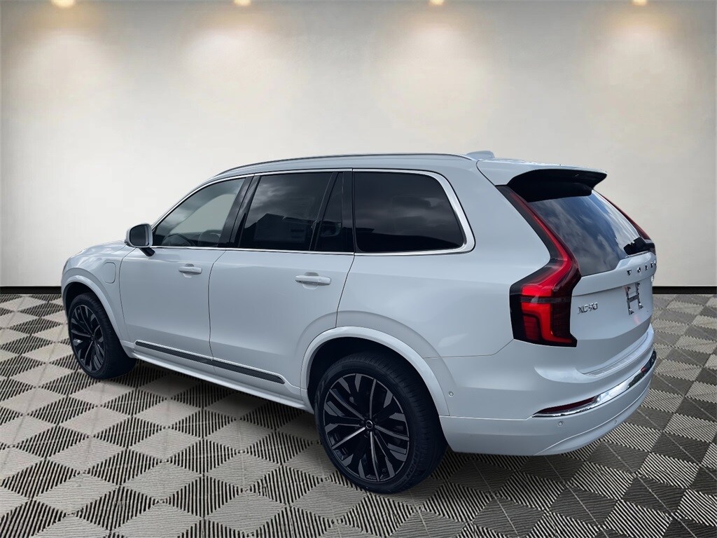 2025 Volvo XC90 T8 Plus photo 3