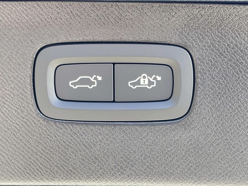 2026 Volvo XC90 Plus - Photo 13