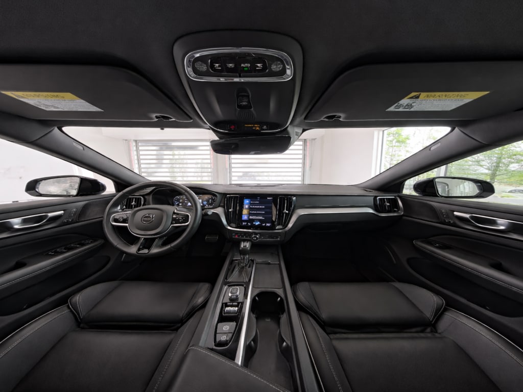 2021 Volvo V60 R-Design - Photo 13