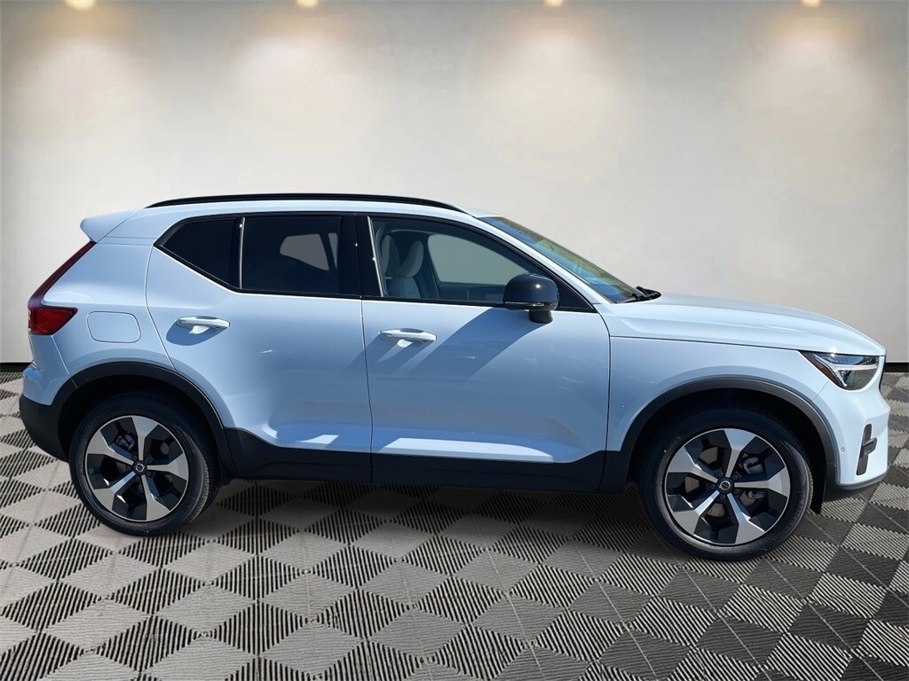 2026 Volvo XC40 Plus photo 2