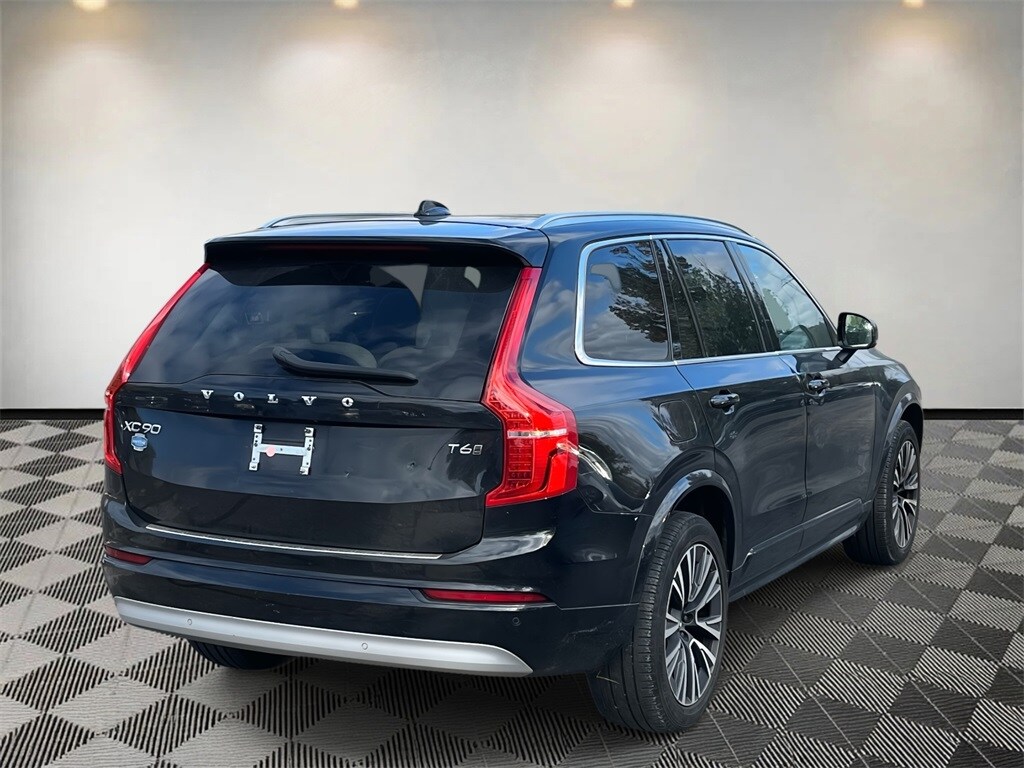 2022 Volvo XC90 T6 AWD Momentum photo 2