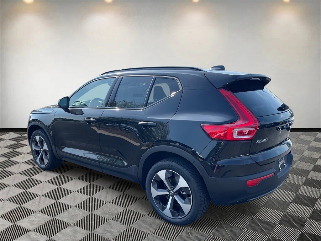 2026 Volvo XC40 Plus photo 4