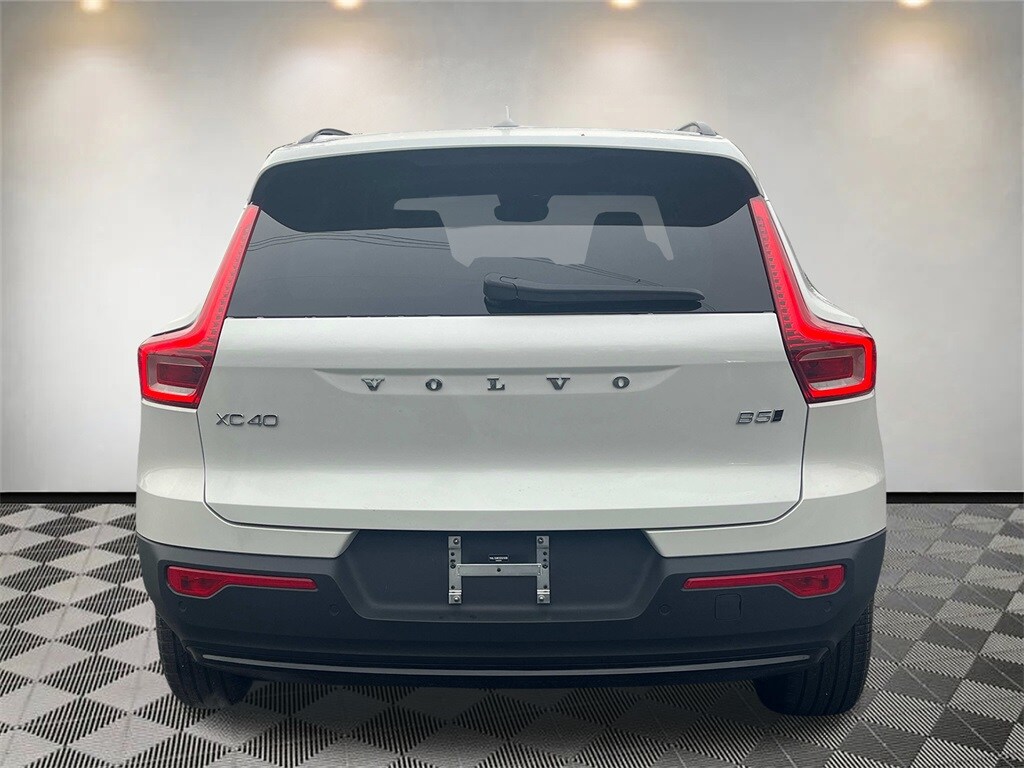 2025 Volvo XC40 photo 4