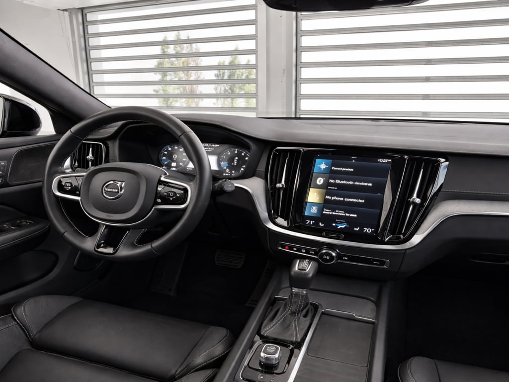 2021 Volvo V60 R-Design - Photo 16