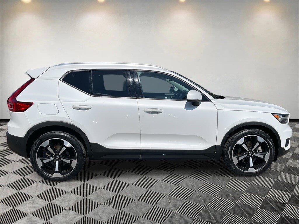 2021 Volvo XC40 T5 Momentum photo 2