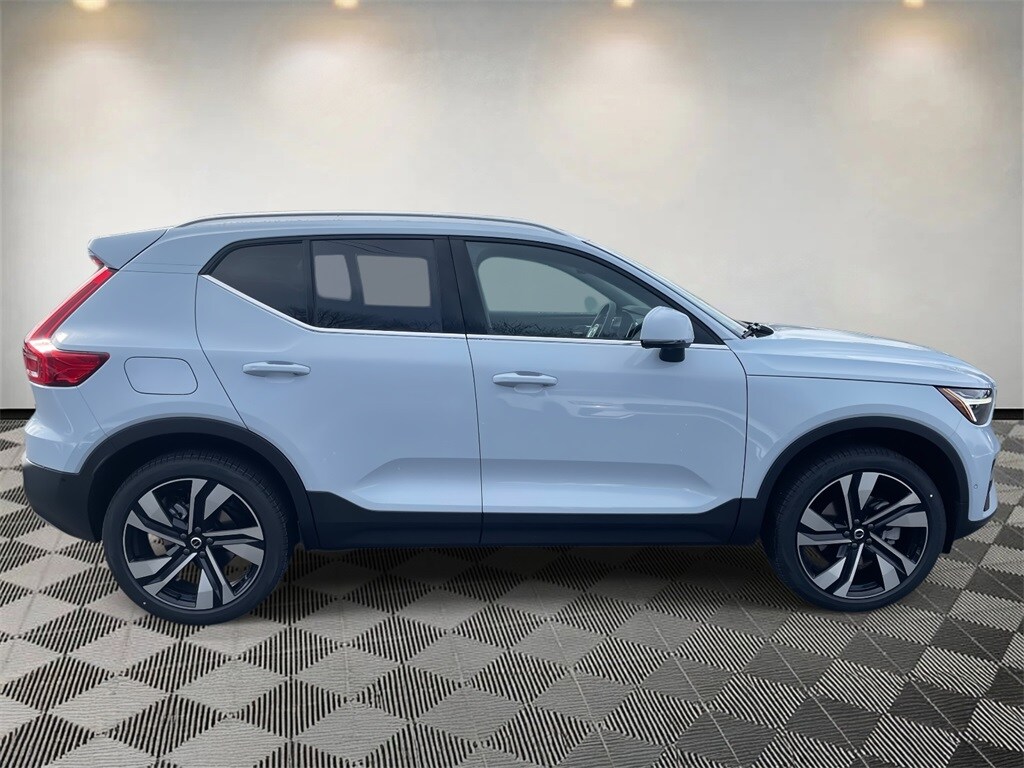 2025 Volvo XC40 photo 2