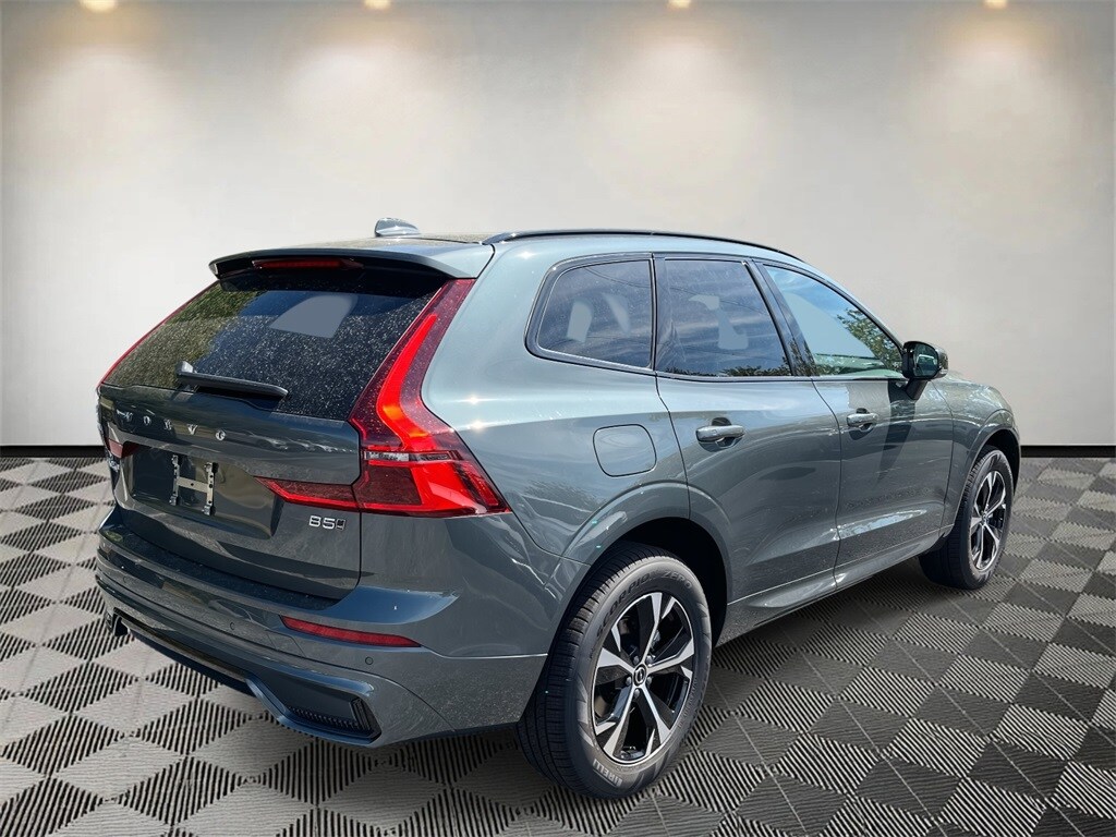 2026 Volvo XC60 B5 Core photo 2