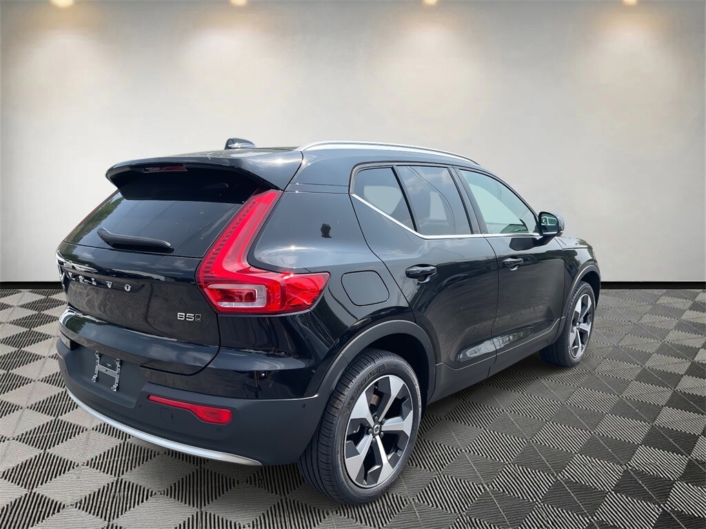 2025 Volvo XC40 Plus photo 2