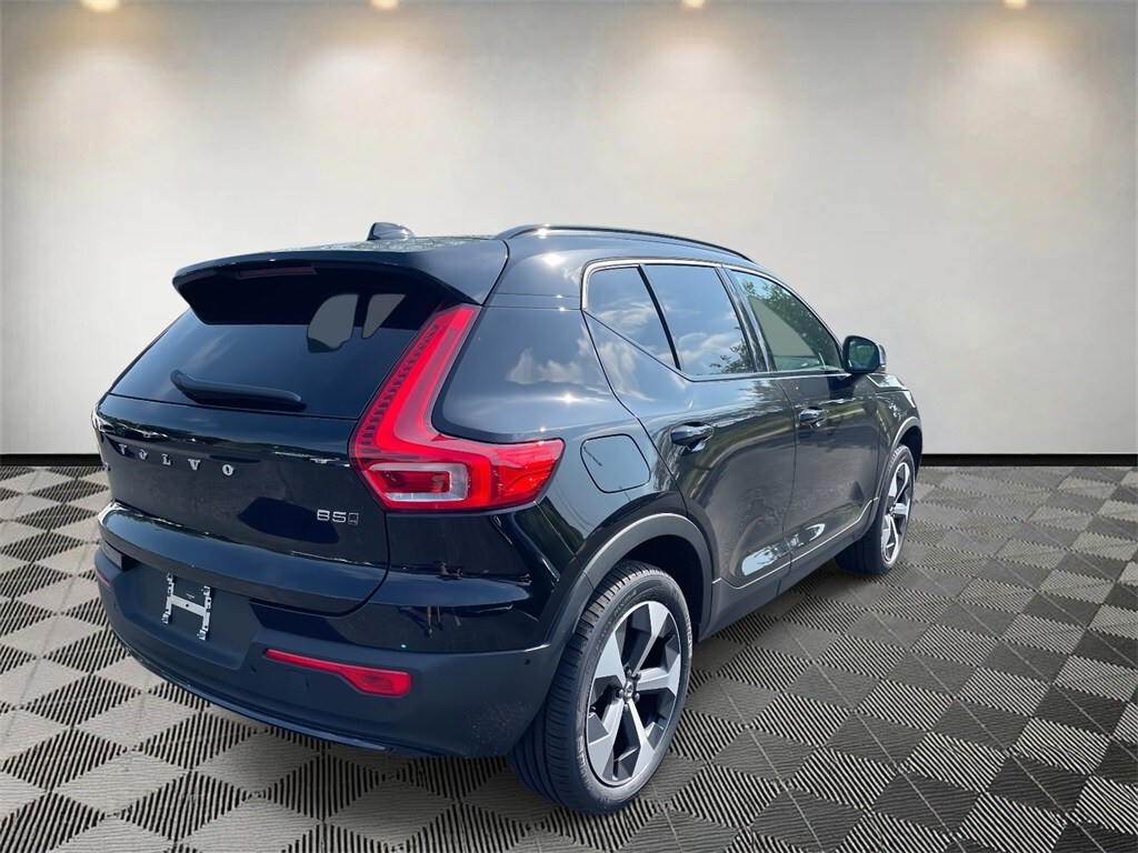 2026 Volvo XC40 Plus photo 3