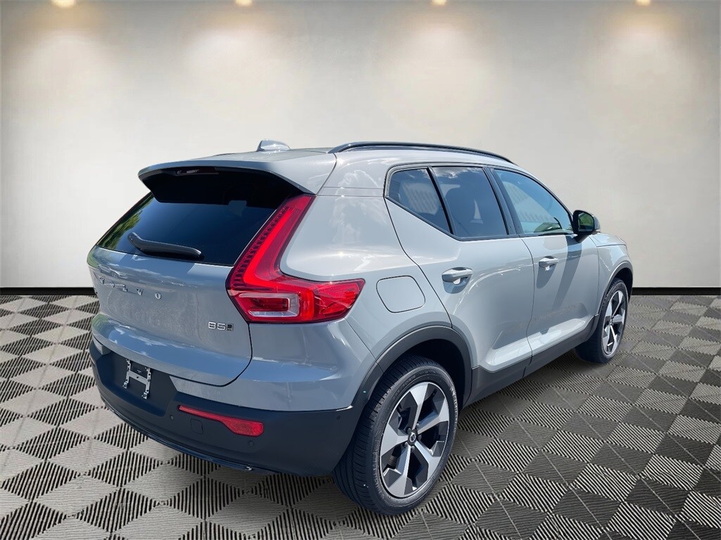2026 Volvo XC40 Plus photo 3