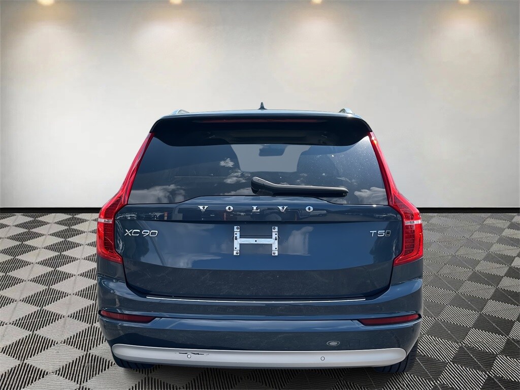 2022 Volvo XC90 T5 AWD Momentum photo 3