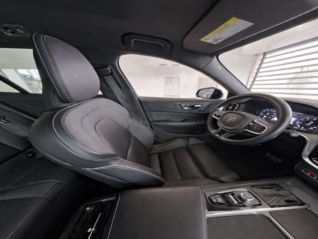 2021 Volvo V60 R-Design - Photo 11