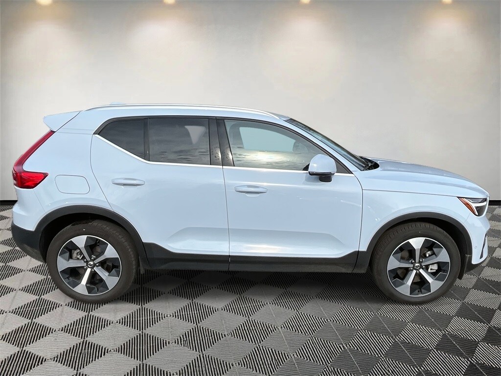 2025 Volvo XC40 Plus photo 2