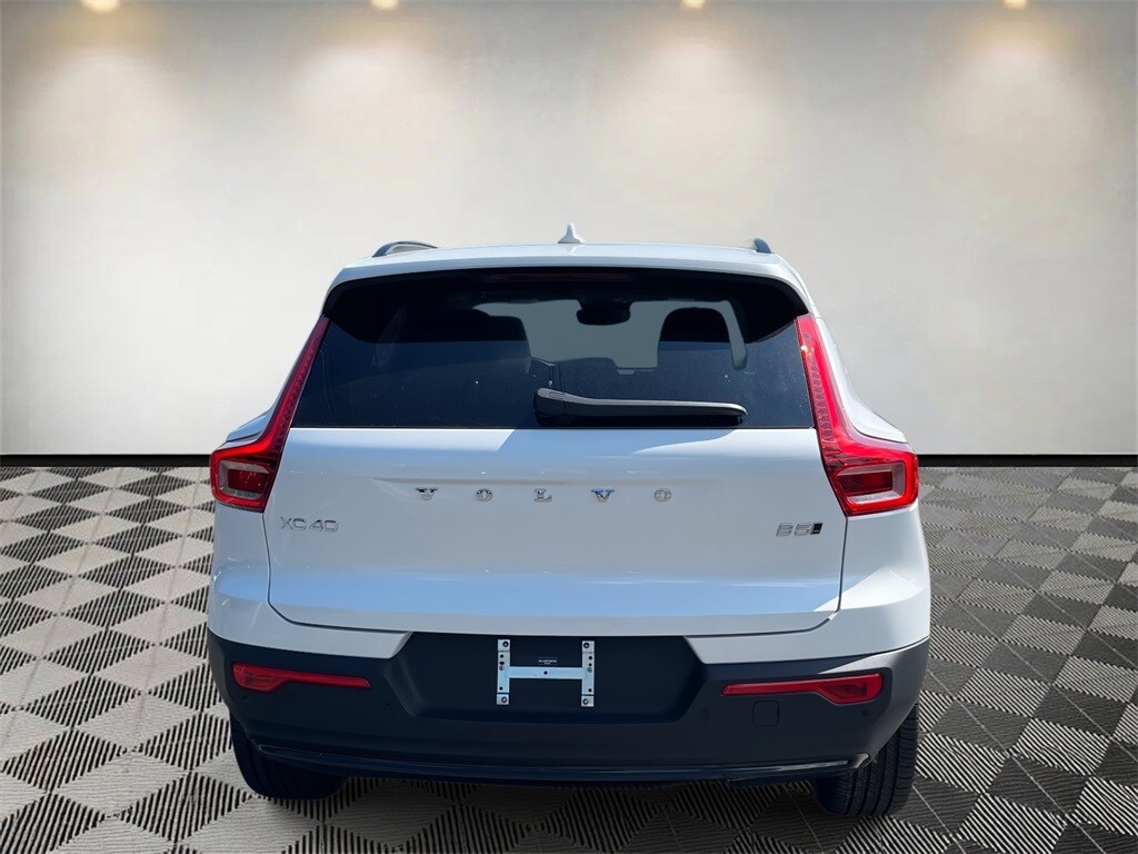 2026 Volvo XC40 Plus photo 3