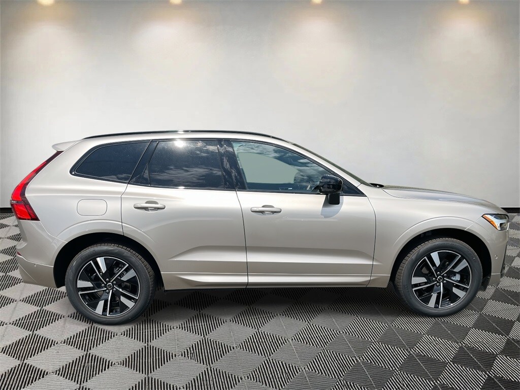 2026 Volvo XC60 B5 Plus photo 2