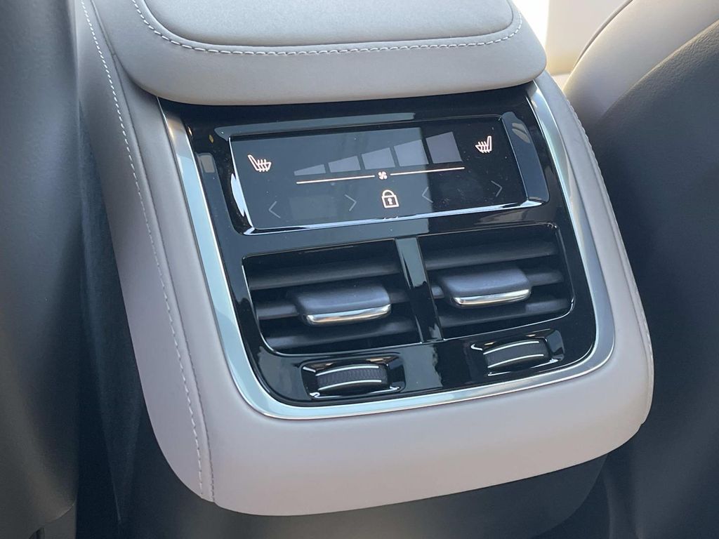 2026 Volvo XC90 Plus - Photo 17