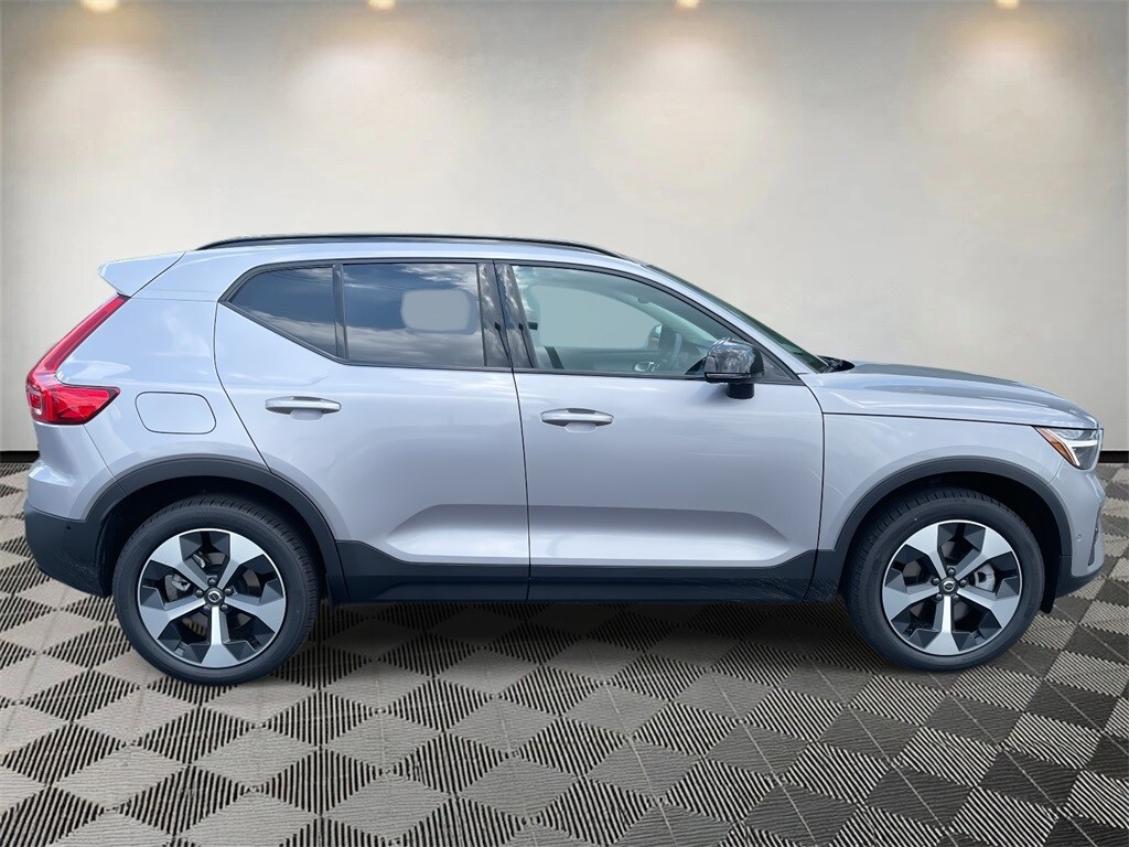 2026 Volvo XC40 Plus photo 2