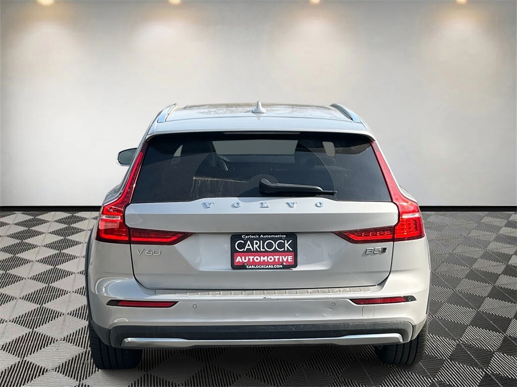 2023 Volvo V60 Cross Country B5 AWD Plus photo 3