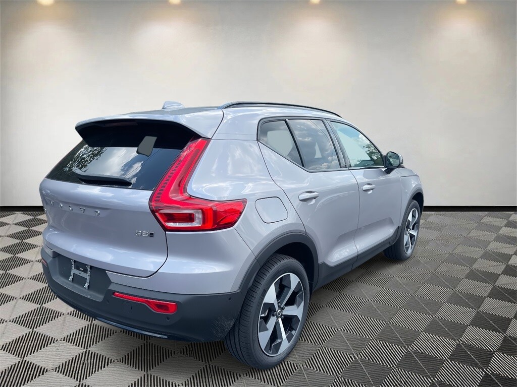 2026 Volvo XC40 Plus photo 3