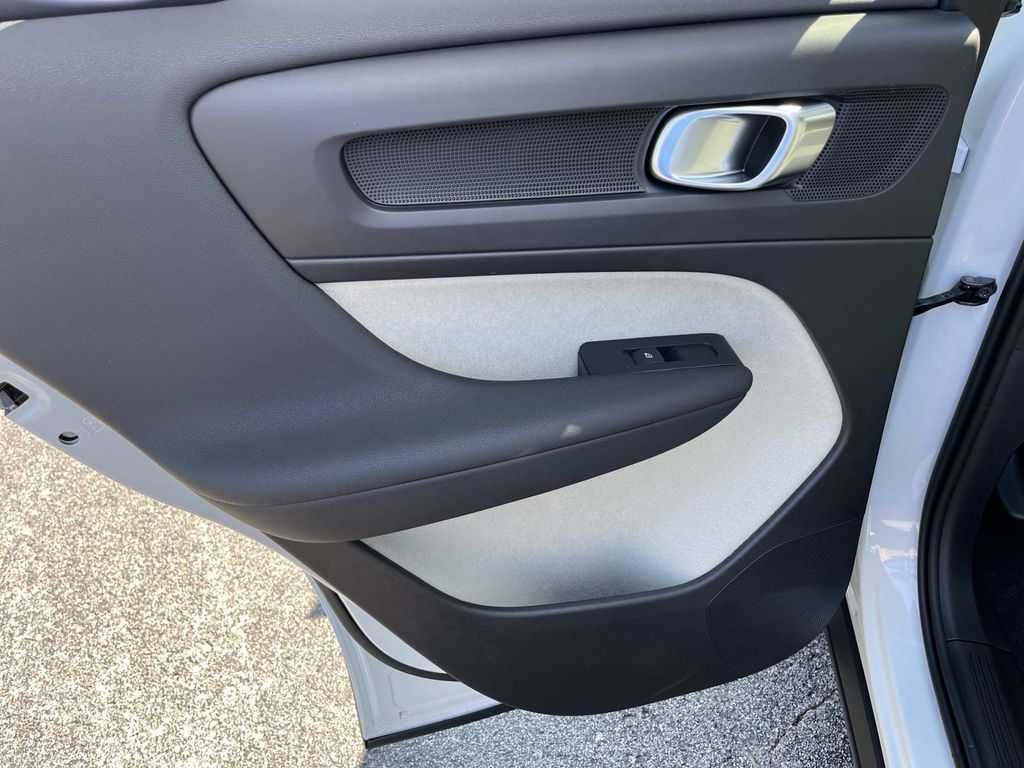 2026 Volvo XC40 Plus - Photo 19