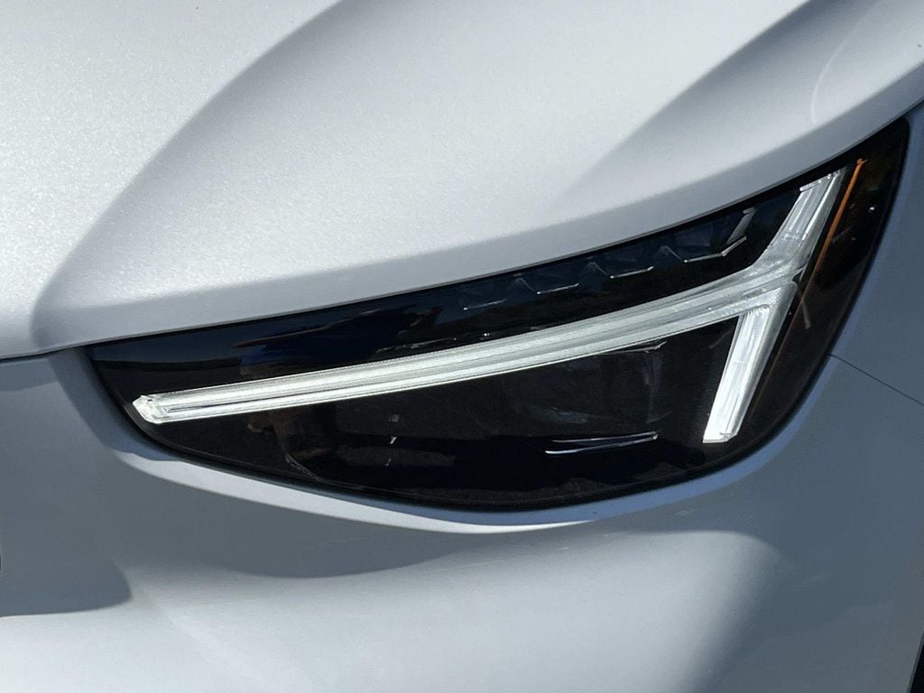 2026 Volvo XC40 Plus - Photo 9