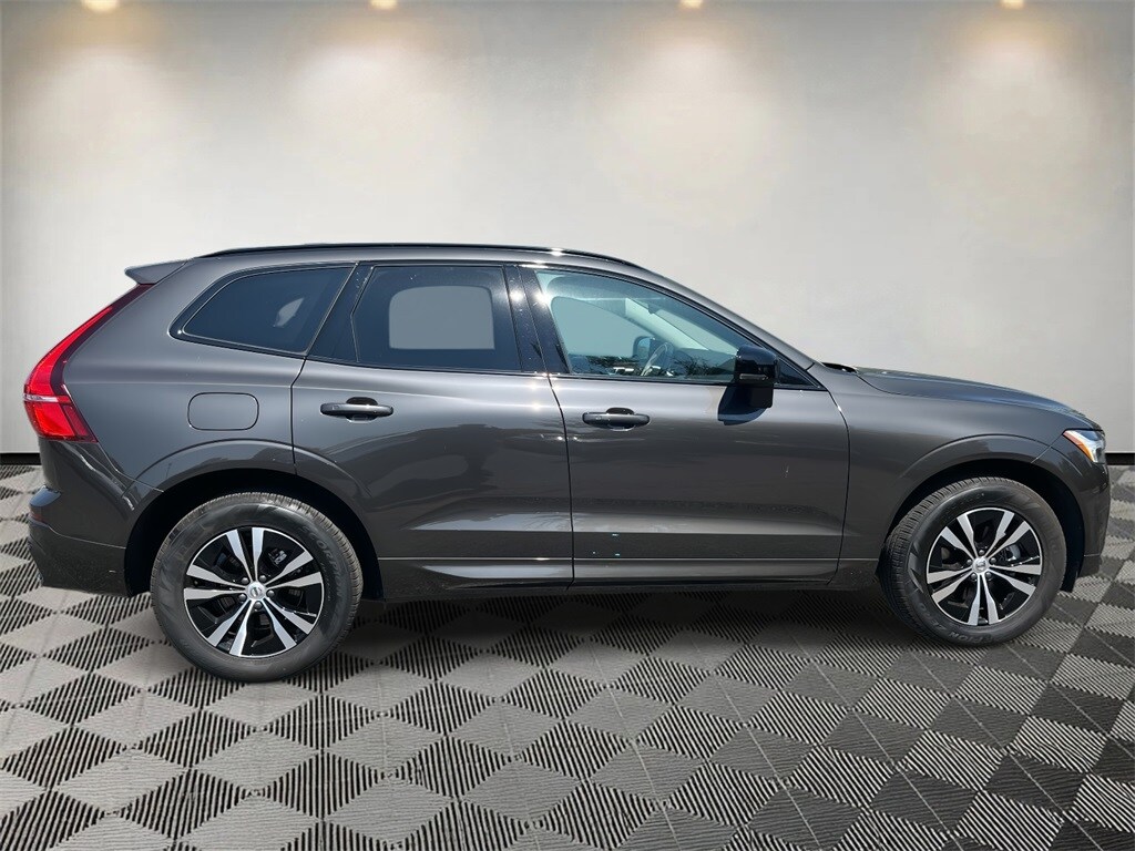 2025 Volvo XC60 B5 Core photo 2