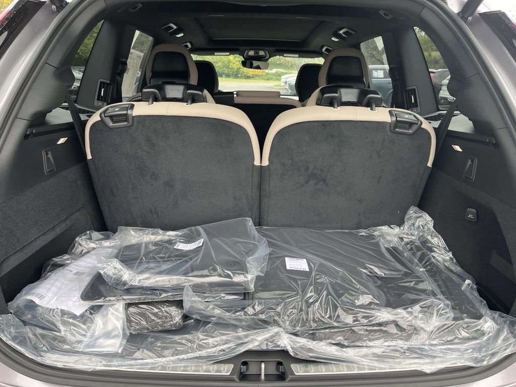 2026 Volvo XC90 Plus - Photo 12
