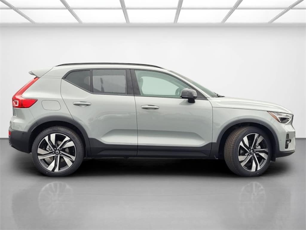 New 2026 Volvo XC40 B5 Ultra SUV