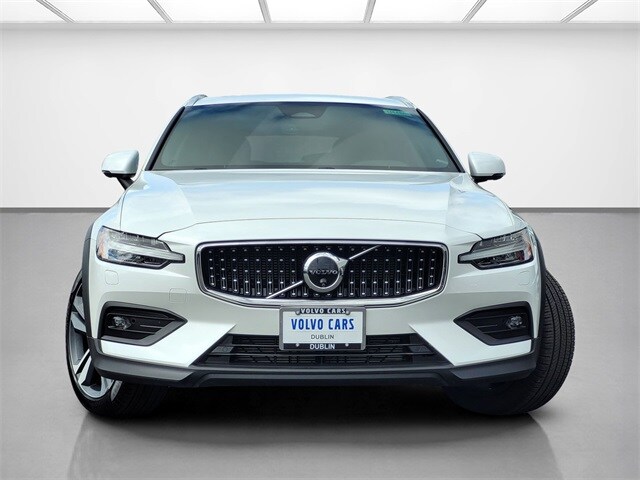 2024 Volvo V60 Cross Country B5 Plus photo 2