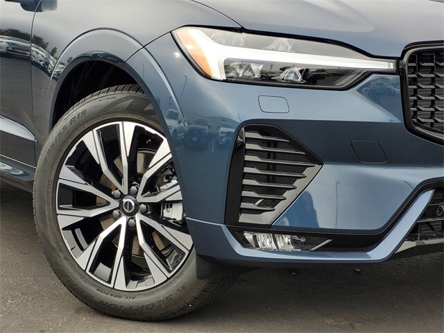 2025 Volvo XC60 B5 Core photo 2