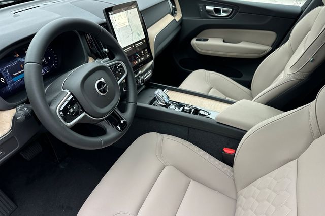 2026 Volvo XC60 Plus - Photo 10