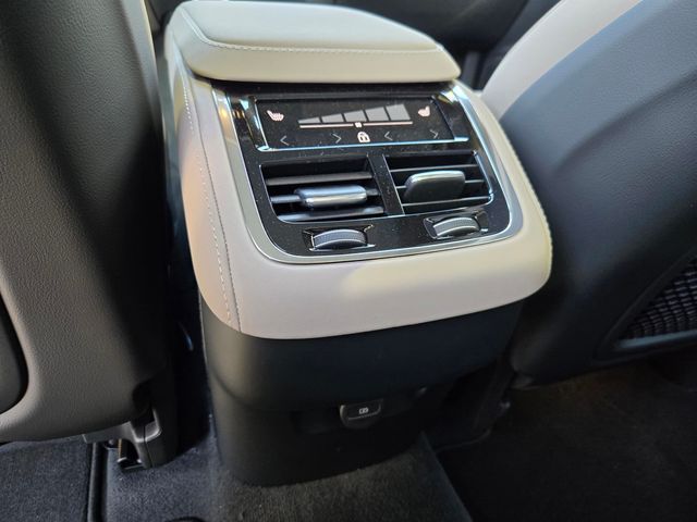 2026 Volvo XC90 Plus - Photo 11