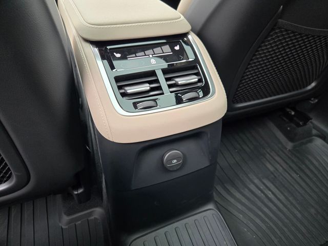 2026 Volvo XC90 Plus - Photo 11