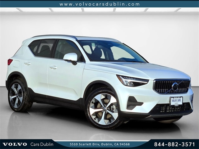 2025 Volvo XC40 Core's photo