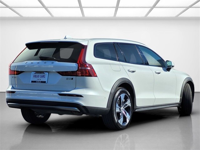 2024 Volvo V60 Cross Country B5 Plus photo 4