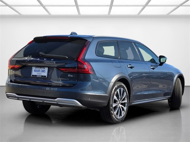 2024 Volvo V90 Cross Country B6 photo 2