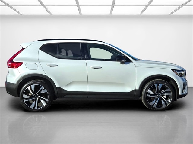 2025 Volvo XC40 Plus photo 2