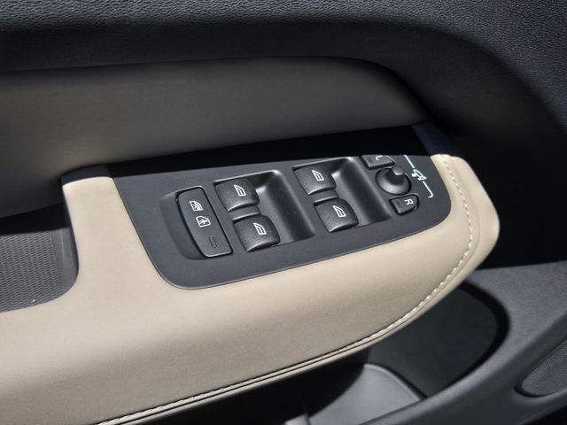 2026 Volvo XC60 Plus - Photo 11